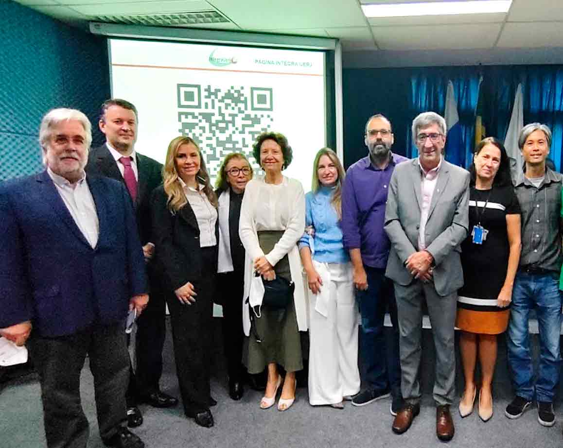 Os coordenadores das Células e as autoridades presentes: da esquerda para a direita, o Prof. Maurício Guedes (FAPERJ); o Procurador da UERJ, Dr. Henrique Nóbrega (Célula Empreendedorismo, Inovação e Legislação); a Diretora do IBRAG, Profa. Norma Albarello (Célula Saúde); a Profa. Marinilza Bruno, Coordenadora Geral do Projeto; Profa. Eliete Bouskela (FAPERJ); Profa.  Maria Isabel de Castro de Souza (Célula Educação); Prof. Jorge Luís Machado do Amaral (Célula Tecnologia); o Reitor da UERJ, Prof. Mário Sérgio Carneiro; a Vice-diretora da FCM, Profa. Alexandra Monteiro (Célula Saúde) e o Prof. Alfredo Akira (Célula Meio Ambiente).